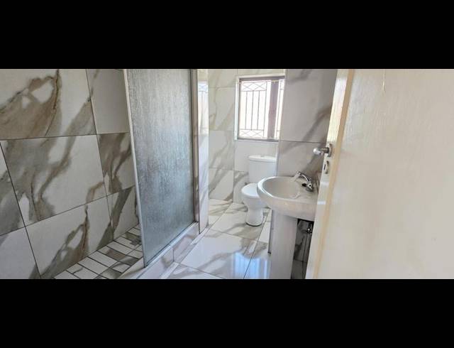 1 BEDROOM PROPERTY TO RENT IN CROSSMOOR